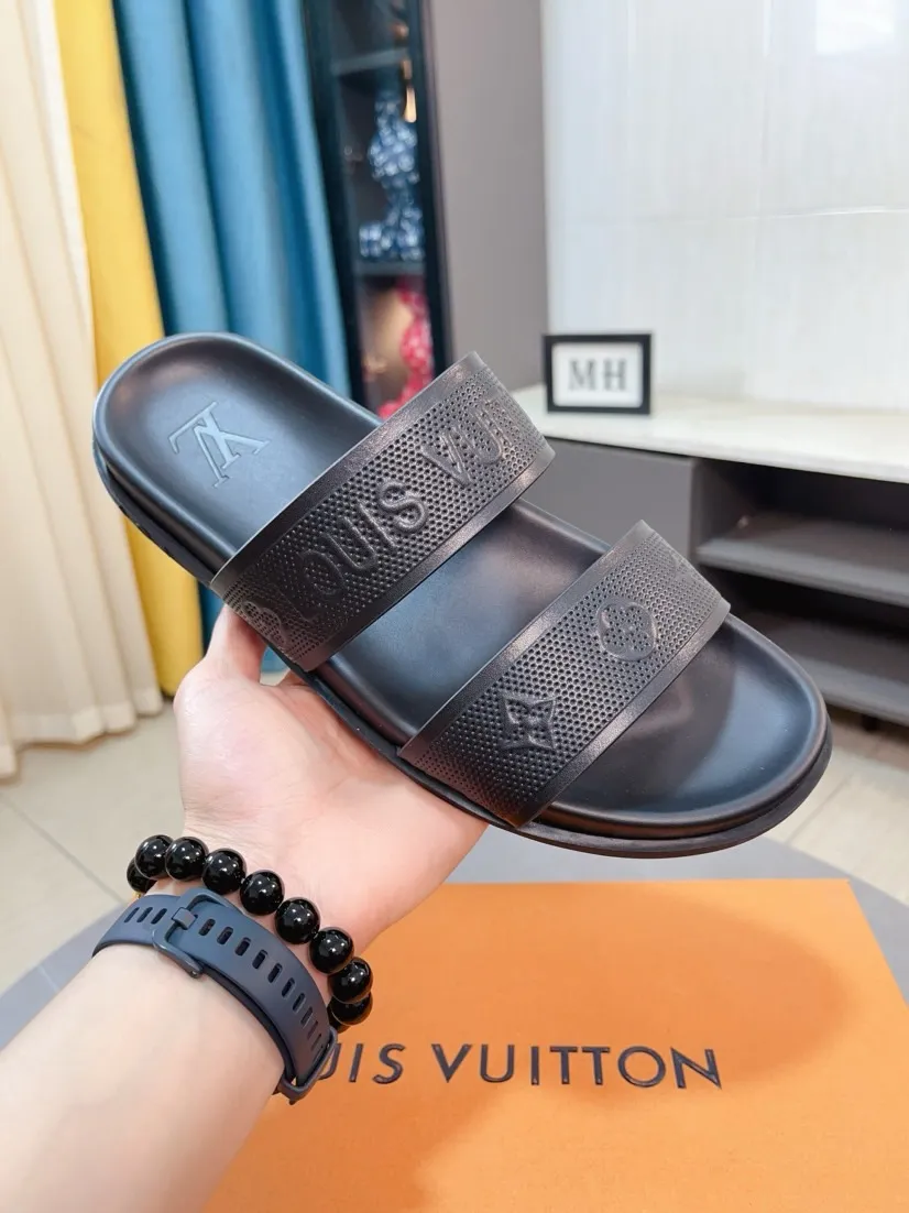 Ex-factory price 320🌹🌹 (lv-Louis Vuitton) new men's sandals, high-end boutique, exquisite embossed logo decoration on the upper, fine workmanship, super soft soles, casual, loose and comfortable, a must-have in summer! \nsize：38-44